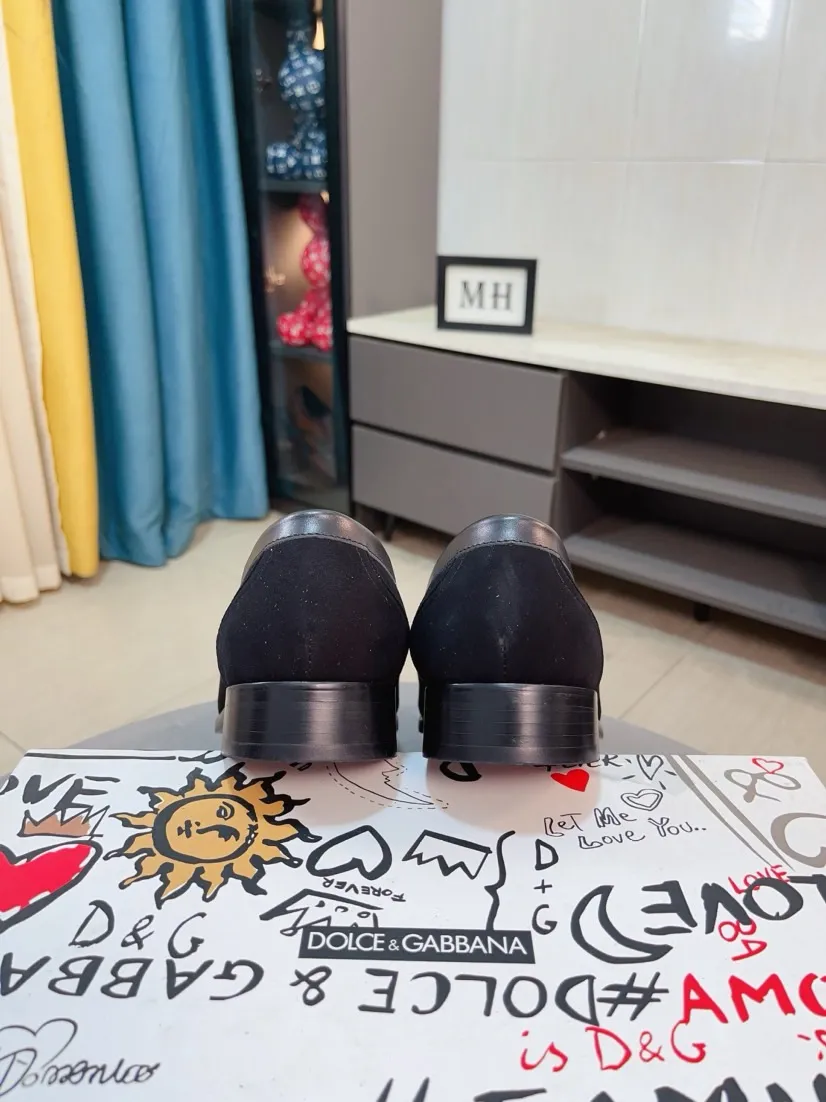 Men's shoes 💰540🌸🌸 [DG Dolce & Gabbana] High-end customized leather shoes. The upper is made of imported calf leather. Original hardware. I believe you will be impressed from the first time you see it. The avant-garde atmosphere can no longer fully interpret its elegance. AAA grade rubber outsole is super comfortable. The original cover last of the counter ensures its original version and quality. The upper is simple and the cowhide lining ensures its comfort and breathability. A pair of truly good shoes has its own unique soul, famous quality, and the first choice for successful people. Regular size 38-44 (45 customized)